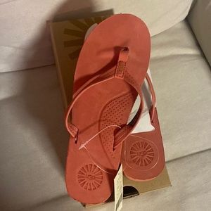 Ugg Kayla Coral leather flat Thong Flip Flog. Size 8.